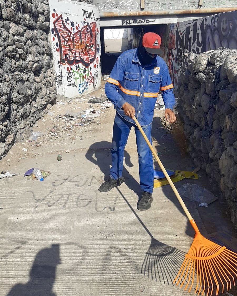 Seguimos preparándonos para las lluvias con la limpieza de los distintos canales de la ciudad. 🌧️

Deposita la basura en su lugar. 🚮 

#PrepárateParaLasLluvias