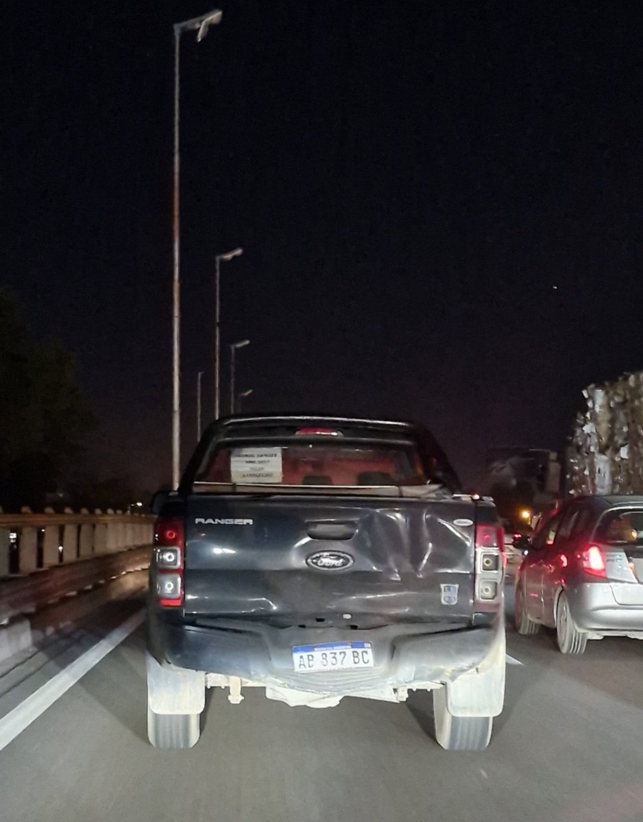 DarioDelArco's tweet photo. Segundo día que me cruzo en Panamericana (6,20 AM, Km 24,500) con esta camioneta patente AB837BC, sin ninguna luz trasera. Con neblina, es un peligro. Al menos ponele un "ojito de gato", papá !!! #VTV #ConductorIrresponsable @lapanaweb https://t.co/DabKCCKR0y