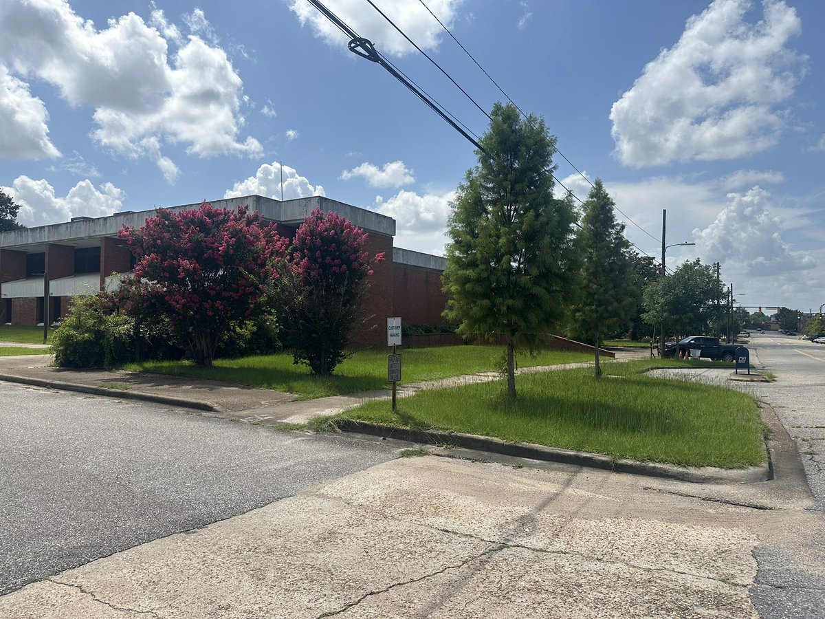 scottmitchell66's tweet photo. Hey @USPS, can you help with Montgomery’s civic pride by cutting the grass &amp; trimming the shrubbery around the Downtown Montgomery Post Office at 135 Catoma Street? The hardworking, dedicated postal employees there deserve better surroundings! https://t.co/Y1kLphROiR