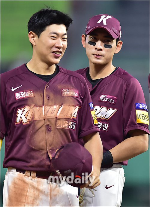 DanielKimW's tweet image. No official word from #KiwoomHeroes yet, but it sounds like 2B/3B Sung-moon Song is leaning towards #MLB posting this offseason. If he signs w/ MLB team, he would become 6th Heroes’ player to do so thru posting… following the footsteps of Hyeseong Kim, Ha-sung Kim & Jung-hoo…