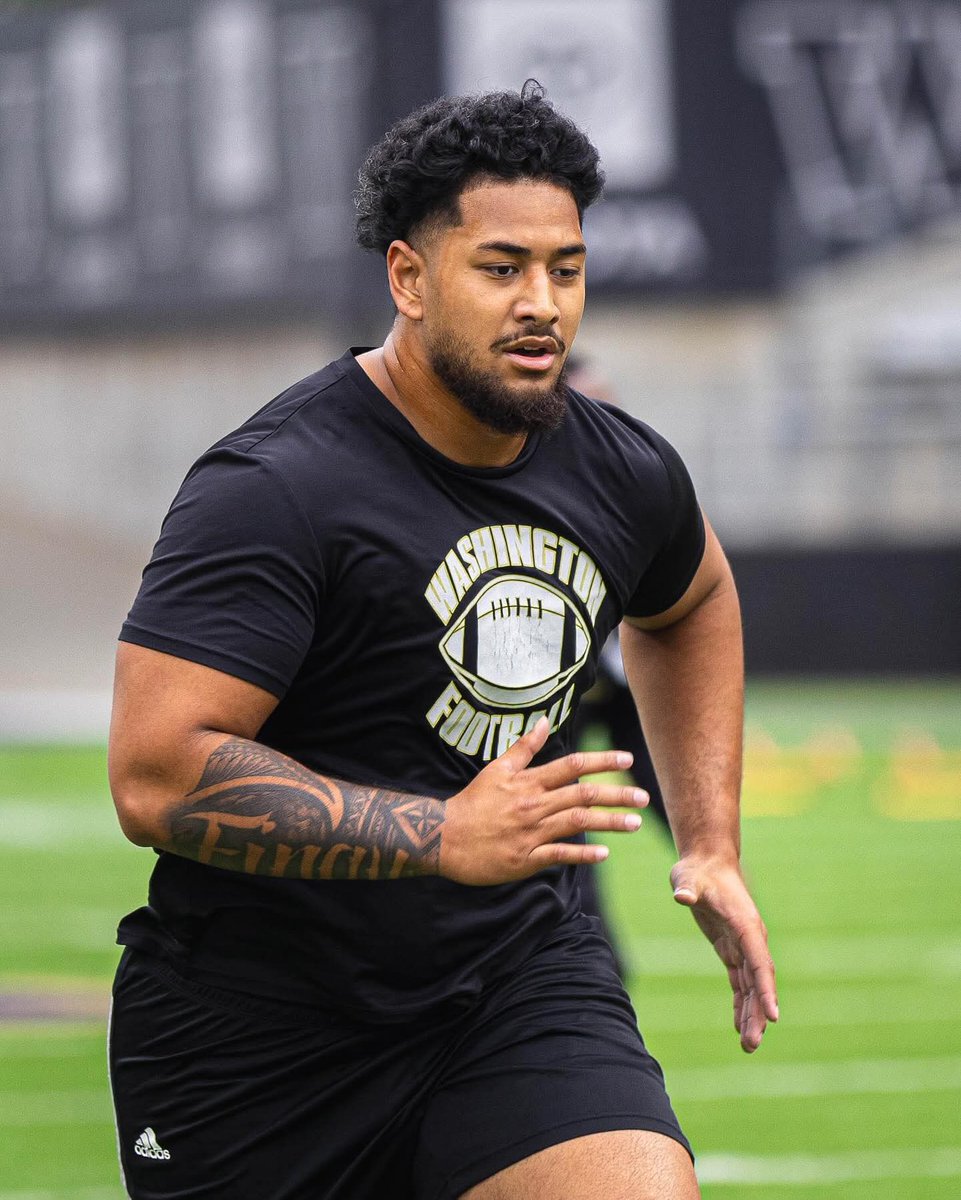 Si'i Finau (@mrzfinau) on Twitter photo Coach Huff saw his potential. BC did too and built on it. Switzer has been there all along. Thank you gentlemen 🙏🏾 the difference 👀 <a href="/pakifinau53/">Paki Finau✍🏽</a> <a href="/UW_Football/">Washington Football</a> <a href="/OakHillsFootba1/">Oak Hills Football</a> <a href="/64AMDG/">LeCharles Bentley</a> Coach Huff saw his potential. BC did too and built on it. Switzer has been there all along. Thank you gentlemen 🙏🏾 the difference 👀 <a href="/pakifinau53/">Paki Finau✍🏽</a> <a href="/UW_Football/">Washington Football</a> <a href="/OakHillsFootba1/">Oak Hills Football</a> <a href="/64AMDG/">LeCharles Bentley</a>