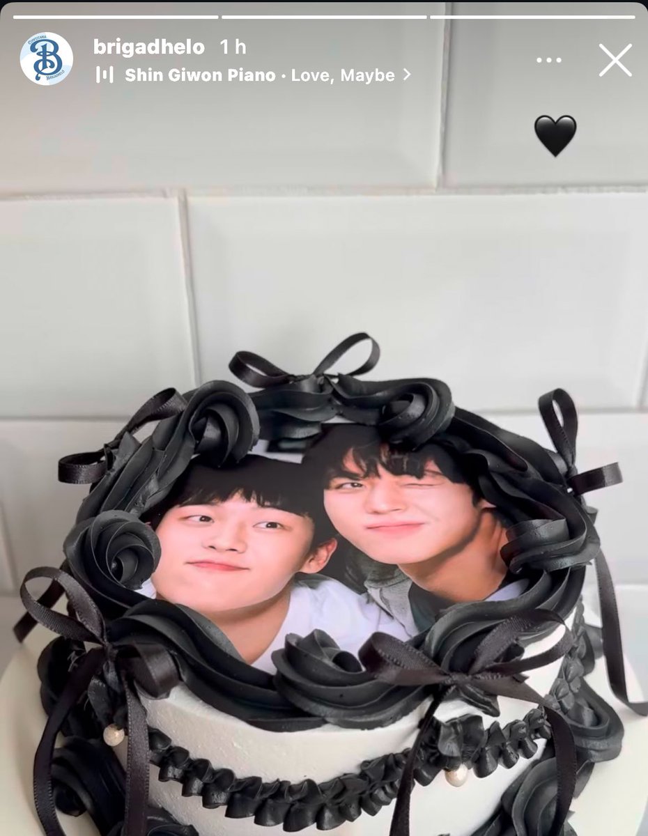 hongviado's tweet image. comprei bolo do sieun e do suho e a moça da loja postou com musica romântica (af eles são tão óbvios