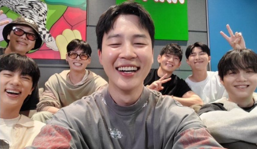 Beaaaaatot's tweet photo. OT7 1st Live after Millitary Service 🤧😭 https://t.co/YbQpgznnpa