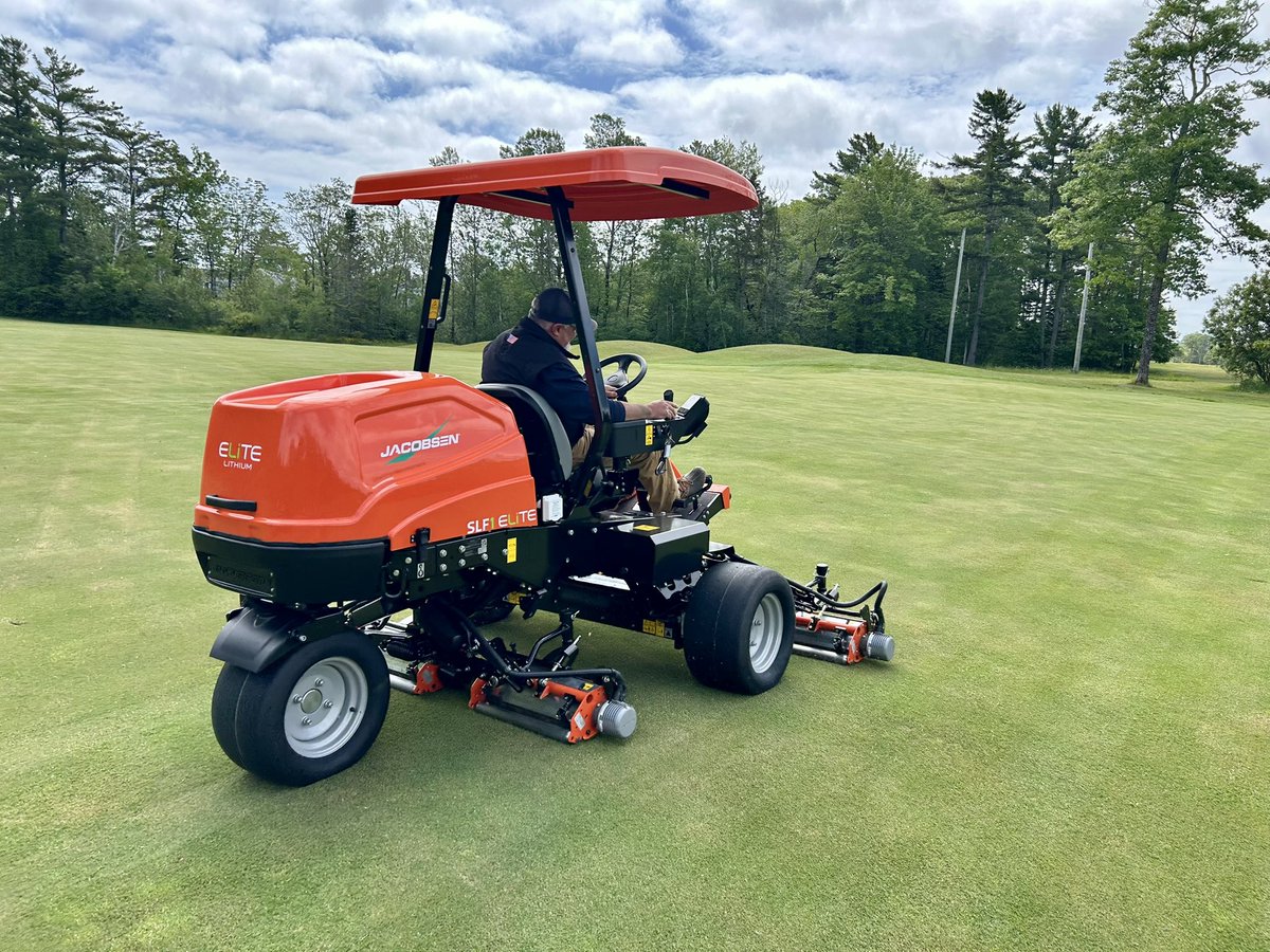 MTEequipment's tweet photo. No Gas, No Noise, Just Turf Care ⛳💪
The Samoset Resort groundskeeping team has a new addition to their fleet: the SLF1 ELiTE® #JacobsenMower, the industry’s first all-electric, super-light, five-reel mower.
#SLF1ELiTE #turfcare #golfcoursemaintenance #MTEequipment #rockportme https://t.co/VcvFYinUEd