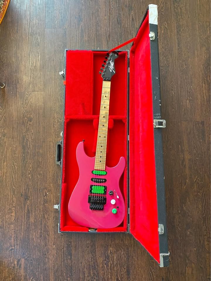 All that late 80s goodness.   Fender HM Strat in hair metal approved pink.  facebook.com/marketplace/it…