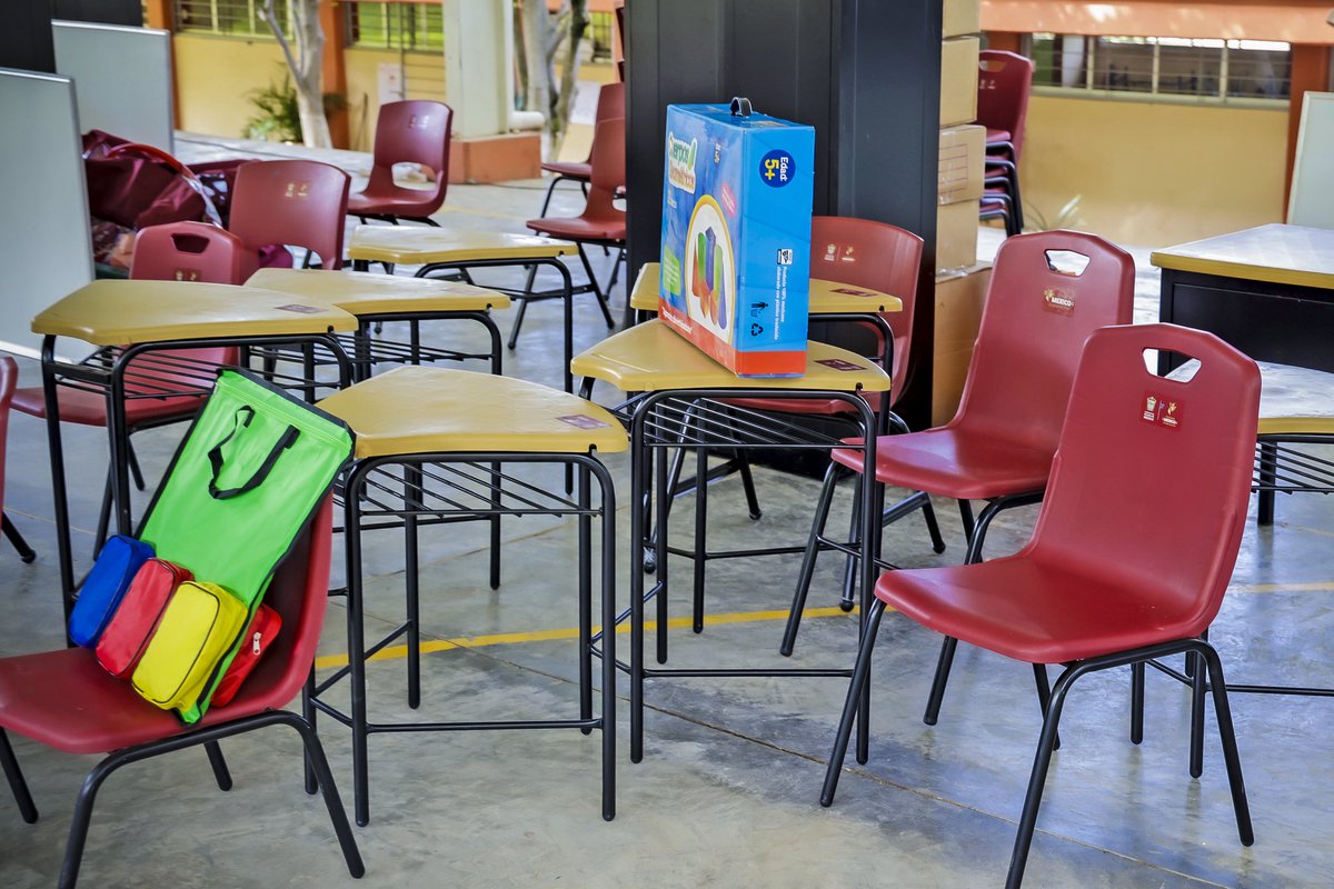 📍En el CBT Cuauhtinchan, #Malinalco, refrendamos el compromiso con la educación media superior.

Con una inversión de más de 755 mil pesos, el Secretario Miguel Ángel Hernández Espejel entregó mobiliario escolar a 10 instituciones de educación preescolar, primaria y secundaria.