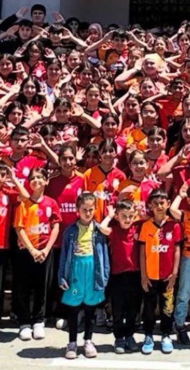 Diğer çocukları suçlayacak değilim, adaletsizliği ve kirlenmiş Türk futbol düzenini bilecek yaşta değiller

Ama bu yiğit kız tarihe geçecektir

Belki kendi de farkında değil ama temsil ettiği şey ADALET ve özlediğimiz tertemiz spor AHLAKI