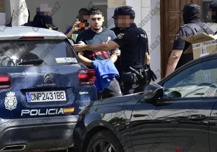 Ozymandias (@mrruss13) on Twitter photo Este es uno de los fascistas terroristas de mierda que publicaron los datos de políticos de todos los partidos, principalmente de izquierdas como Podemos.
Por si un día sale por la calle antes de ser juzgado a ver si le gusta tener su jeta expuesta en público. Este es uno de los fascistas terroristas de mierda que publicaron los datos de políticos de todos los partidos, principalmente de izquierdas como Podemos.
Por si un día sale por la calle antes de ser juzgado a ver si le gusta tener su jeta expuesta en público.