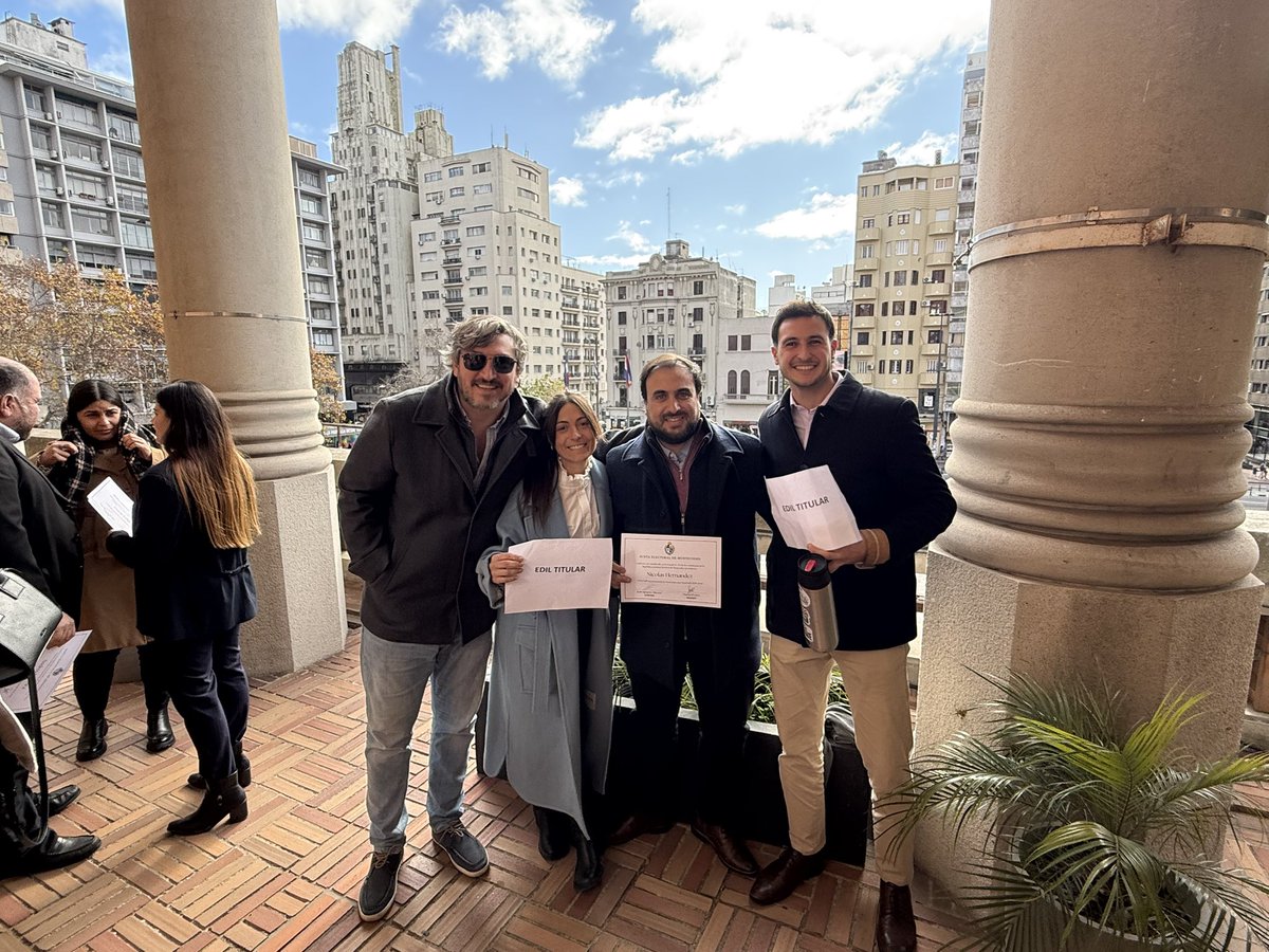 pochocarames's tweet photo. La política tiene cosas muy lindas… y otras no tanto. Pero pocas cosas se comparan con ver cómo el esfuerzo de tantos años se transforma en realidad. Hoy proclamaron a nuestros tres ediles titulares y suplentes de Montevideo de nuestra @Lista22MVD .
Coraje, entrega, años de militancia, tiempo dedicado, convicciones firmes y mil cosas más nos trajeron hasta acá.
Hoy los proclamaron, la semana que viene asumen, y ahí estaremos, acompañando.
Porque los proyectos o son colectivos, o no son. Y nosotros, vamos con todo.
Estamos para servir.