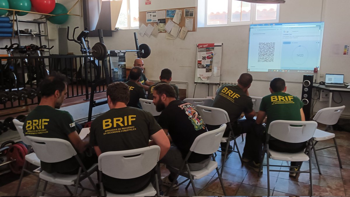floralvareztab1's tweet photo. 💥Hoy tuvimos los mejores compañeros en una jornada de #innovación #educativa ULE + MITECO sobre incendios forestales.
#breakouts, gamificación y mucha implicación de @briftabuyo para prevenir desde la educación ambiental.
🌱🔥 #notequemes #plantémonos #ULE #iiff
#biersoft https://t.co/EnSYK5GtVn