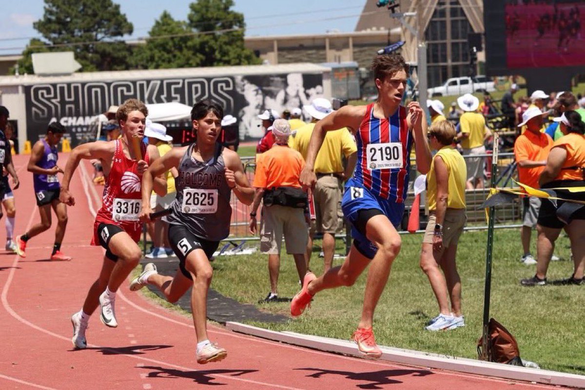 Heading into the Live-Period taking the time to inform everyone of Logan Wallace 6’10-6’11 (HT) 7’3 (WS) 2027 F/C💯‼️

He’s 16yrs🐾

A pure thirsty gym rat💯🦾😤

He has all the tools and gifts to be Top10 Bigs in the country‼️

Look at the pic on the right ➡️

Look at his ⏱️