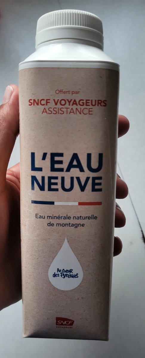 GuillaumeCapard's tweet photo. @train_nomad Quand la Sncf, t'offre de l'eau c est une délicate attention mais aussi signe de galère. 
AR Trouville-Evreux:  2×4h!
Merci aux agents Sncf de Lisieux et Évreux pour leur disponibilité au cours de cette terrible journée. @RegionNormandie @SNCFVoyageurs @train_nomad @ConnectGares https://t.co/hC5oWJGN12