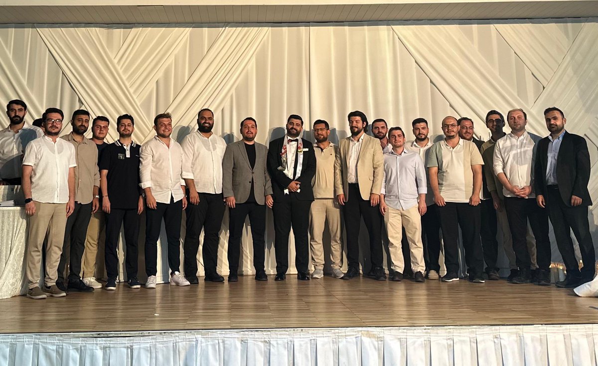 Kıymetli eşim Elif Beyza Hanımla; 

Gönül tahtına râm olduk, ebediyet yolunda ahdimizi nikâhla mühürledik.

Varlığını varlığıma yazan Rabbimize hamdolsun… Zira her demde, her lahzada, onun takdiriyle bir olduk, bir kaldık.

Kavlimiz sabit, niyetimiz halis, duâmız baki… 
 
Her