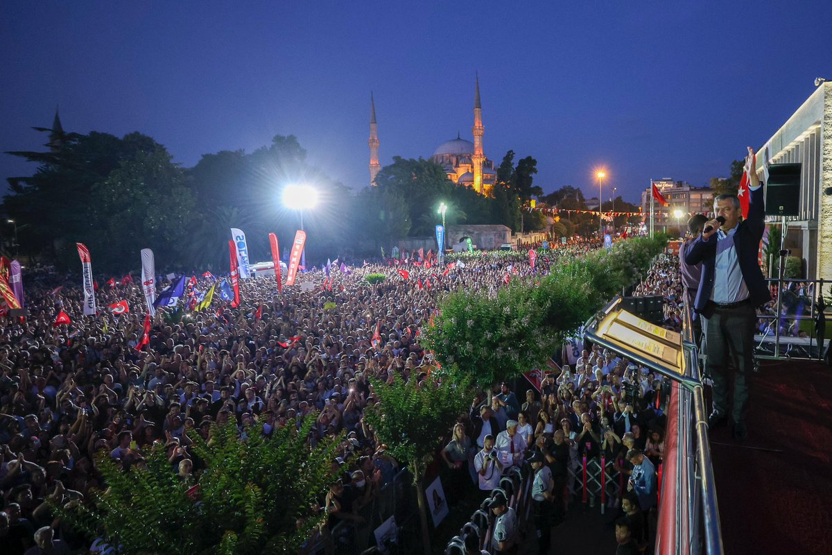 dk_imamoglu's tweet photo. Tam 100 gündür sevgili eşim Ekrem İmamoğlu ve yol arkadaşları hukuksuzca tutuklu. Biz bu adaletsizliğe alışmayacağız. Milletimizin vicdanı bu hukuksuzluğu asla kabul etmiyor; milyonlar, cesaretle geleceği için ses çıkarıyor. Sonunda kazanan yine halkın iradesi, demokrasi ve adalet olacak!
@eczozgurozel @CBAdayOfisi