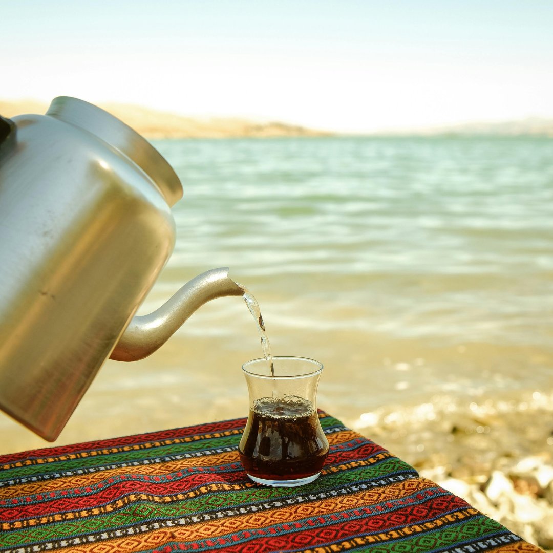This #TeapotTuesday, we’re steeping by the water and enjoying the slow #momentsthatmatter. Where’s your favorite spot to enjoy a cuppa? 🌊