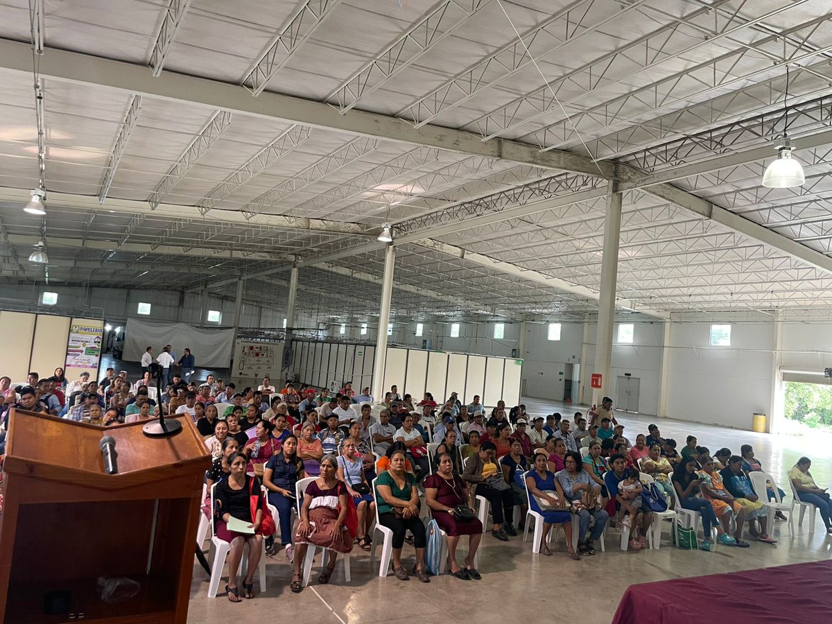 TAgrarios's tweet photo. ¡La #JusticiaAgraria llega a todo México: los 51 #TUAS se unen!⚖️🌿
El #TUA43 con sede en Ciudad Valles, #SanLuisPotosí, se unió a la Jornada Nacional de Justicia Agraria Itinerante el pasado 25 de junio, el cual, visitó el Municipio de Huejutla de Reyes, #Hidalgo🚚
Beneficiando a 103 personas indígenas pertenecientes al pueblo originario Náhuatl, de las cuales 71 fueron mujeres y 32 hombres👩🏾🌾🧑🏾🌾
Del total de esos 103 asuntos, se desahogaron 102 audiencias en las que en 16 expedientes, se dictó sentencia en el mismo acto.🌿
#TribunalesAgrariosCercaDeTi🌾
#JornadaNacionalDeJusticiaAgrariaItinerante
#TribunalesMóviles🚚