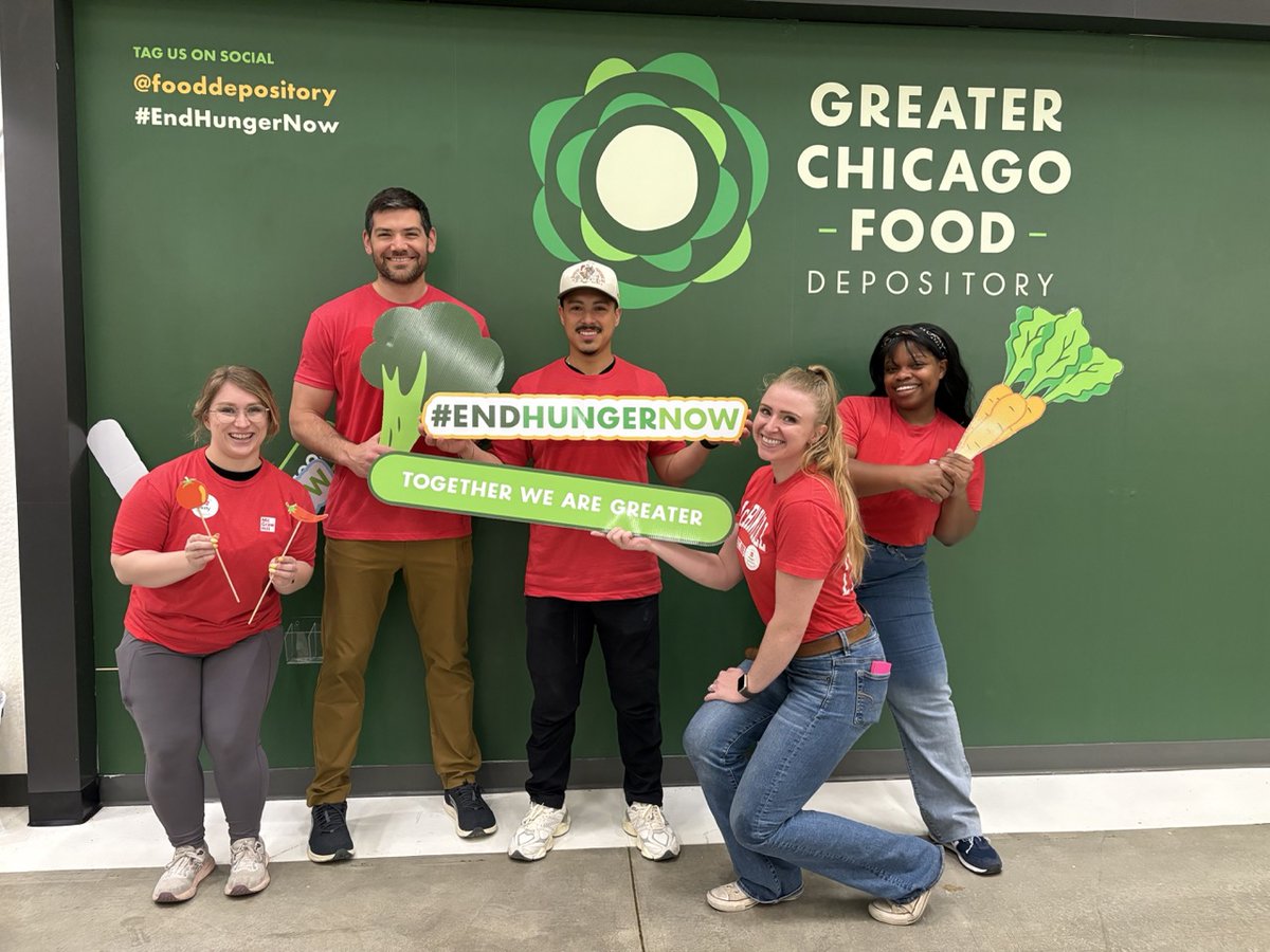 MHEducation's tweet image. Dozens of our Chicagoland employees pitched in at the Greater Chicago Food Depository, where they sorted, bundled, weighed, and loaded enough apples to feed 5,300 families. 🍎
Read more about the impact of our 2025 Global Volunteer Week: bit.ly/3FxhBgL