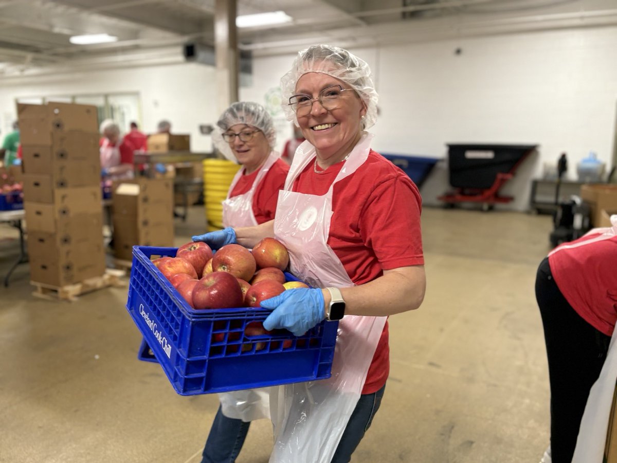 MHEducation's tweet image. Dozens of our Chicagoland employees pitched in at the Greater Chicago Food Depository, where they sorted, bundled, weighed, and loaded enough apples to feed 5,300 families. 🍎
Read more about the impact of our 2025 Global Volunteer Week: bit.ly/3FxhBgL