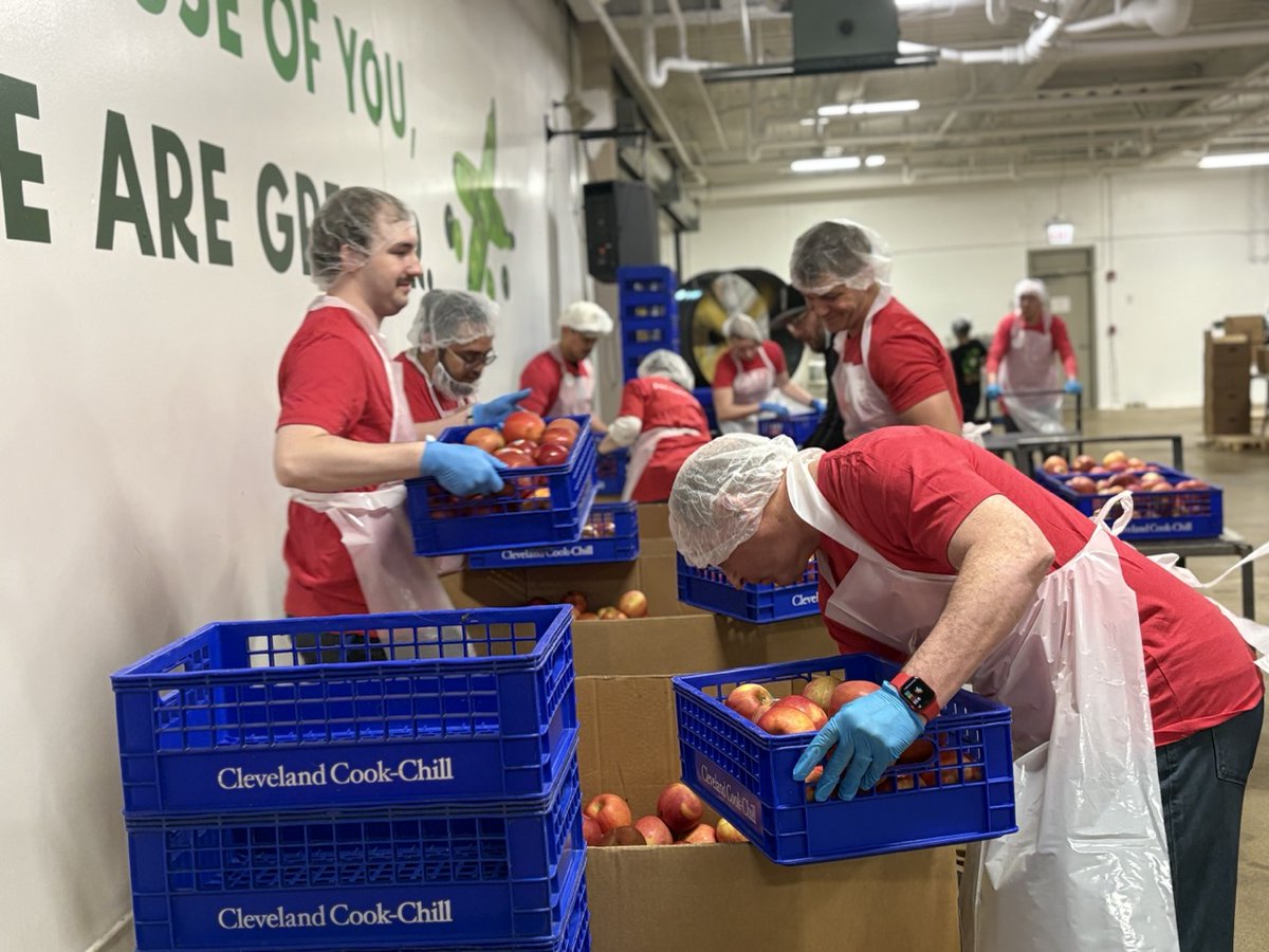 MHEducation's tweet image. Dozens of our Chicagoland employees pitched in at the Greater Chicago Food Depository, where they sorted, bundled, weighed, and loaded enough apples to feed 5,300 families. 🍎
Read more about the impact of our 2025 Global Volunteer Week: bit.ly/3FxhBgL