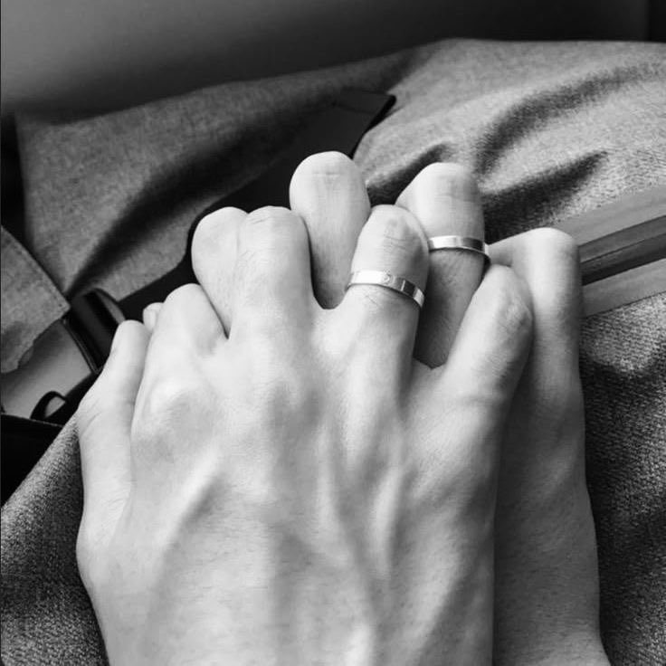 starbrightw_'s tweet photo. #kiribaku au onde:

⤷ 𝐎 𝐂𝐨𝐦𝐞𝐜̧𝐨 𝐝𝐞 𝐍𝐨́𝐬

Apresentar o namorado para a filha não era um passo fácil. Mas naquela noite, ao ver os sorrisos e conversas trocadas por Katsumi e Eijiro, Katsuki percebe que talvez esteja criando algo novo: um lar. https://t.co/CYV4hpQ7y4