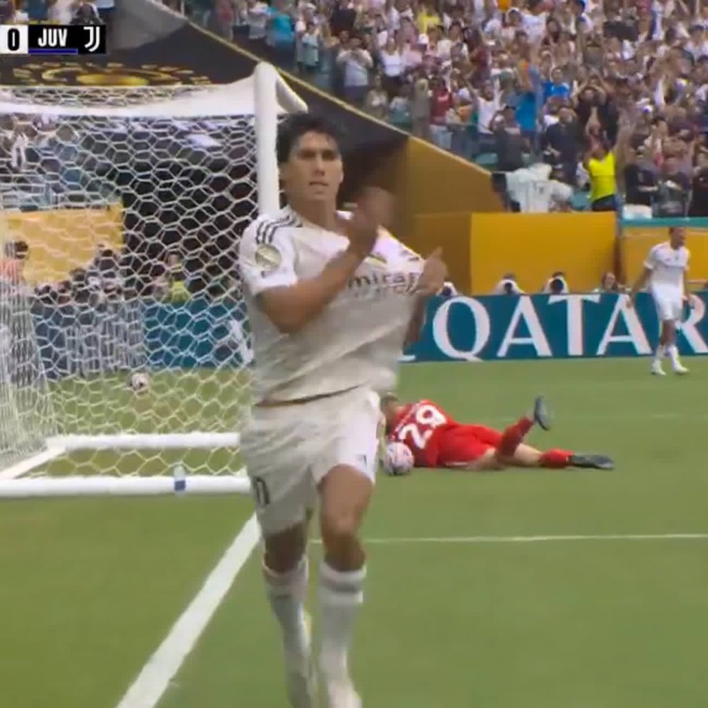 thebroke_dbeee's tweet image. The way he always celebrates by touching the Real Madrid badge. πβ€οΈ
