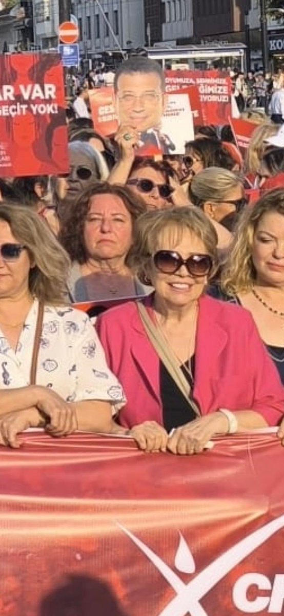 AysenurArslantv's tweet photo. İşte Atatürk Türkiye’sinin kadınları.. Sevgili Önay Alpago en önde Saraçhane’ye yürüdüler. @onayalpago https://t.co/IuKCoNnk3r