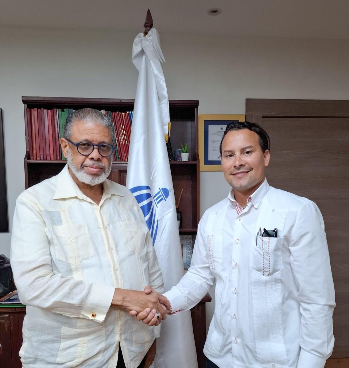 Desarrollo de la Comunidad (@dgdcrdo) on Twitter photo Nuestro director general, doctor <a href="/modestoguzmanrd/">Modesto Guzmán</a> recibió la visita de cortesía del regidor de Baní, provincia Peravia, Miguel Báez, con quien abordó temas de interés para las comunidades.
#VisitaDeCortesia
#DesarrolloaDeLaComunidad Nuestro director general, doctor <a href="/modestoguzmanrd/">Modesto Guzmán</a> recibió la visita de cortesía del regidor de Baní, provincia Peravia, Miguel Báez, con quien abordó temas de interés para las comunidades.
#VisitaDeCortesia
#DesarrolloaDeLaComunidad