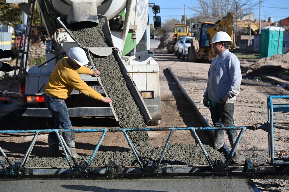 👷‍♂️🚧 En General Daniel Cerri, también avanza el plan de pavimentación.

Hoy hormigonamos la calle Larrea, entre 25 de Mayo y Moreno.

✅️ Seguimos trabajando en cada rincón de Bahia para mejorar sus accesos y la circulación de los vecinos.