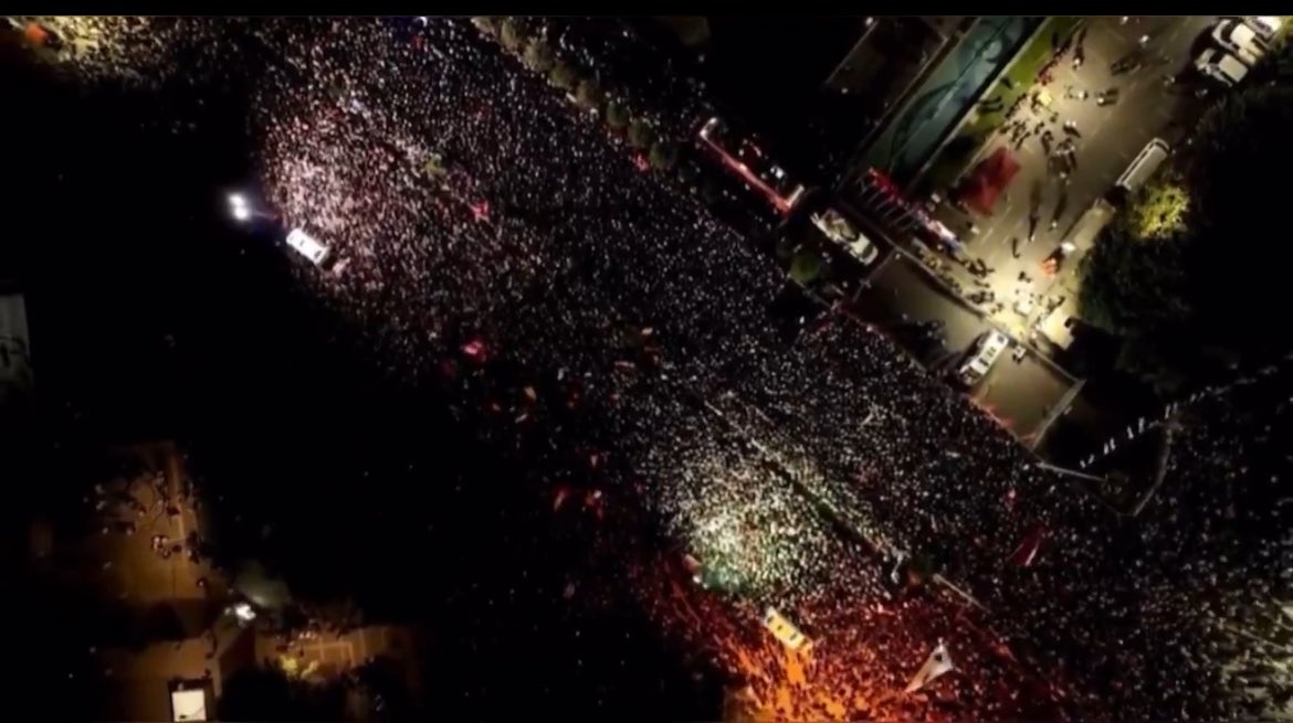 ne kadar abanırsanız abanın ne kadar tutuklarsanız tutuklayın türk halkı yılmayacak 
öfkemiz diri dimdik karşınızda olacağız 
#sarachanedeyiz