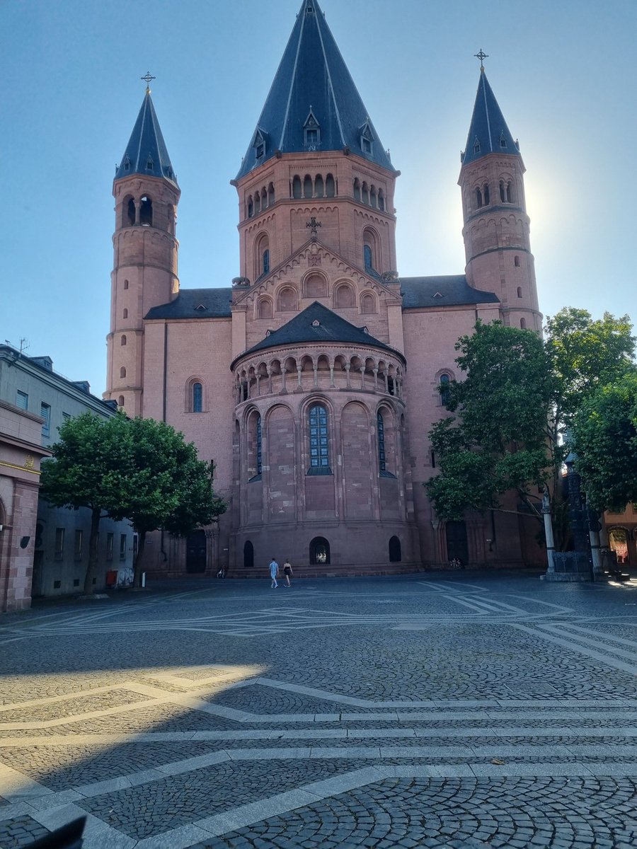 Lady_Jean25's tweet photo. Heute in Mainz..die 40 grad marke erreicht..puhh🔥🌞 ..jetzt auf der Terrasse noch ein Wasser trinken und den Tag in Ruhe ausklingen lassen..🌃🌛#Mainzer Dom https://t.co/SXgSFySTnd