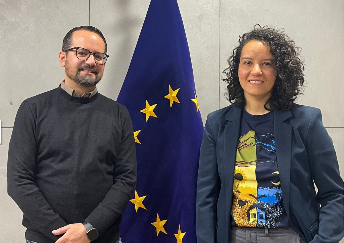 UEenEcuador's tweet photo. 🇪🇺La Unión Europea (UE) tiene un fuerte compromiso con la libertad de expresión y el pluralismo de los medios de comunicación, elementos fundamentales para el funcionamiento de una sociedad democrática. Por este motivo se organizó en Bruselas un viaje de estudios para periodistas de 🇪🇨 Ecuador, 🇵🇾 Paraguay, 🇵🇪 Perú y 🇺🇾 Uruguay. Durante una semana los periodistas exploraron temas clave de la relación bilateral de la Unión Europea 🇪🇺 con América Latina y el Caribe, como los relacionados al comercio, relaciones culturales, educación, la agenda de inversiones #GlobalGateway, entre otros.
Gracias a @DagVasconez y @jpvintimillaj periodistas ecuator