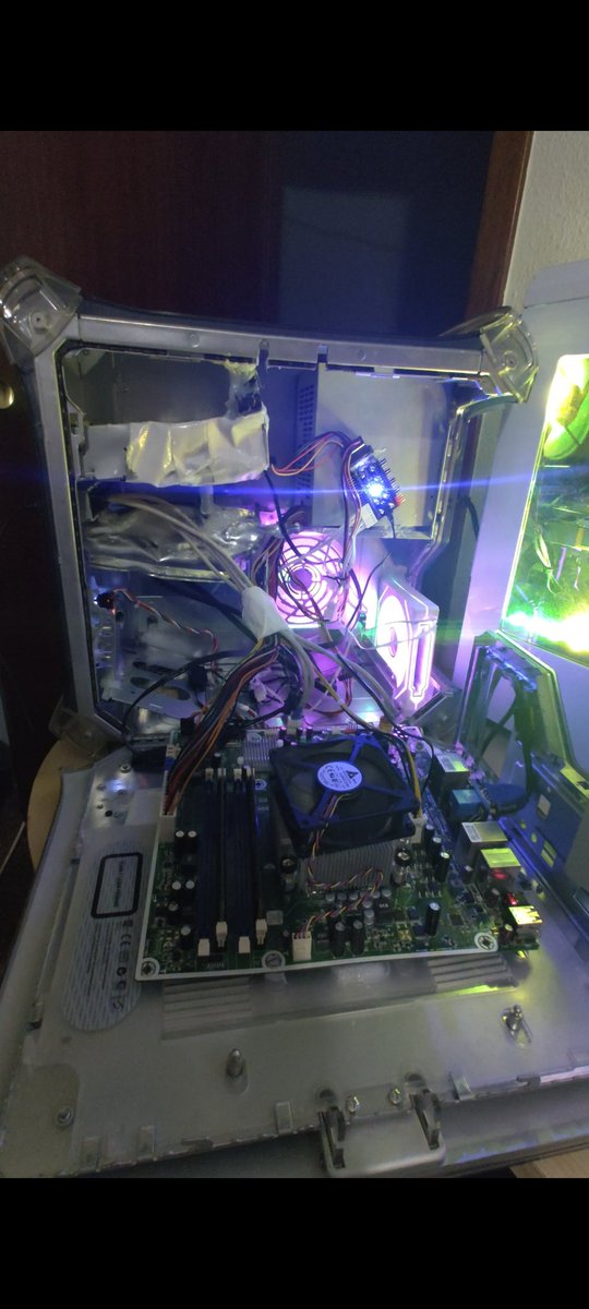 Emini371's tweet photo. #NextLevelMSI Este pc lo intente arreglar en practicas y me exploto, me lo lleve porque lo iban a tirar y le puse componentes de otro pc viejo que tambien me lleve, le vendria bien una mejora, porque por dentro es feo y viejo pero la caja esta chula. https://t.co/NItJDTODxC
