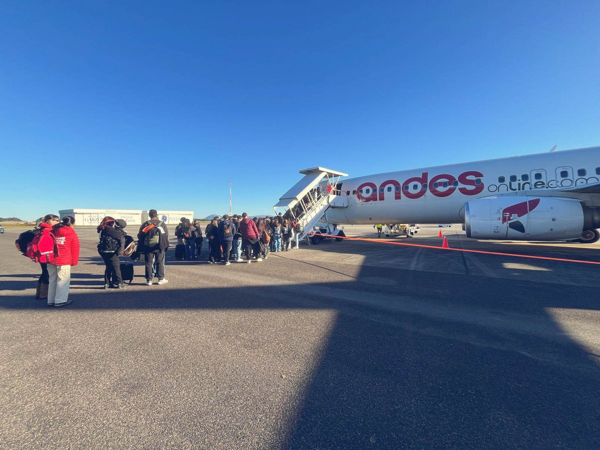 Empezamos la operativa histórica en el #AeroDePunta junto a @travelrock 
✈️ 18 vuelos chárter y más de 3.000 egresados rumbo a Bariloche. 

Un hito que impulsa la conectividad de Punta del Este en la región. 🙌🏼