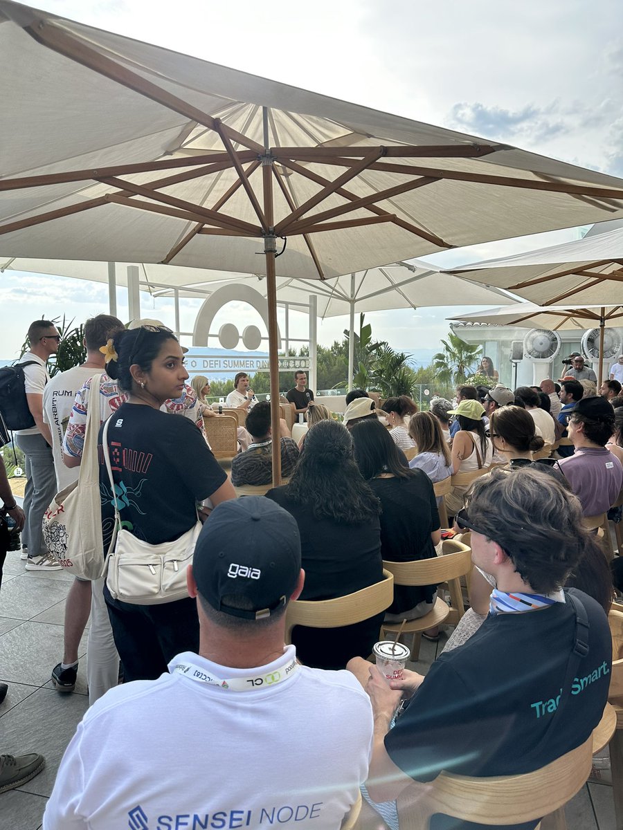 MaxAllaire21's tweet image. Had an amazing time learning more about the state and future of DeFi. If you ever want to understand the importance of Ethereum and DeFi, I highly recommend listening to the gigabrains @StaniKulechov and @VitalikButerin