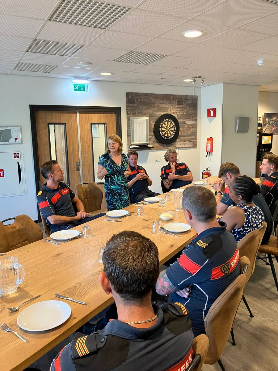 Eens per jaar eet ik ‘s avonds mee met onze brandweermensen. Altijd heerlijk eten (branden blussen en goed koken gaat prima samen!😊)!  Gisteravond werd ik verrast met een heel leuk afscheidscadeau. Die komt natuurlijk op
mijn studeerkamer te staan!👩‍🚒