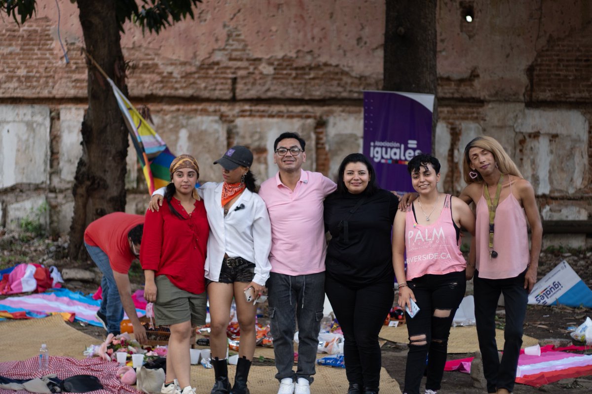 igualeshn's tweet photo. 🌈 Este domingo celebramos el Orgullo en nuestro PICNIC “Colores sin Etiquetas” 🏳️‍🌈🏳️‍⚧️
Un hermoso espacio al aire libre donde nuestras voluntaries se encontraron para conversar abiertamente sobre las realidades, retos y desafíos que vivimos cada día. Fue un encuentro lleno de risas https://t.co/7AxInojOwZ