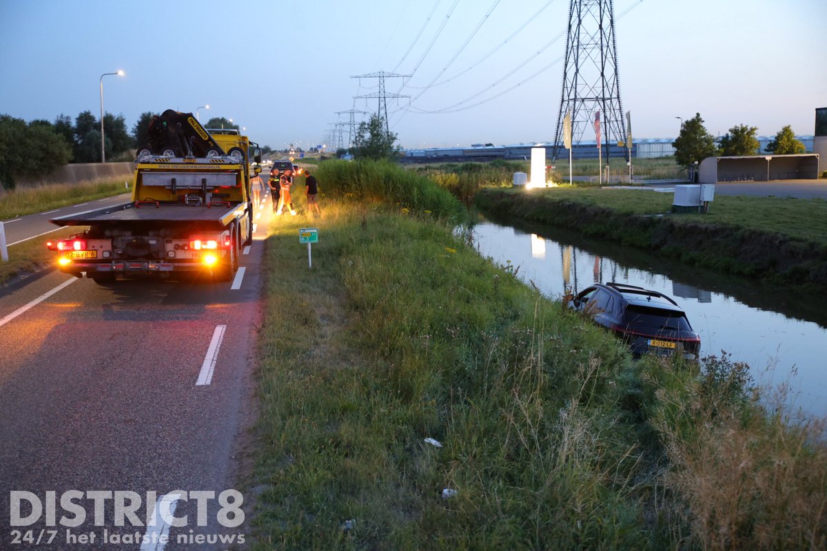 RedactieD8's tweet photo. Auto van de weg geraakt langs de #N222 #Westlandroute bij #Wateringen. De wagen belandde hierna in het water, de bestuurder kon zelfstandig uit de auto komen. De weg is dicht richting het Westland. https://t.co/ny4jkeZzca