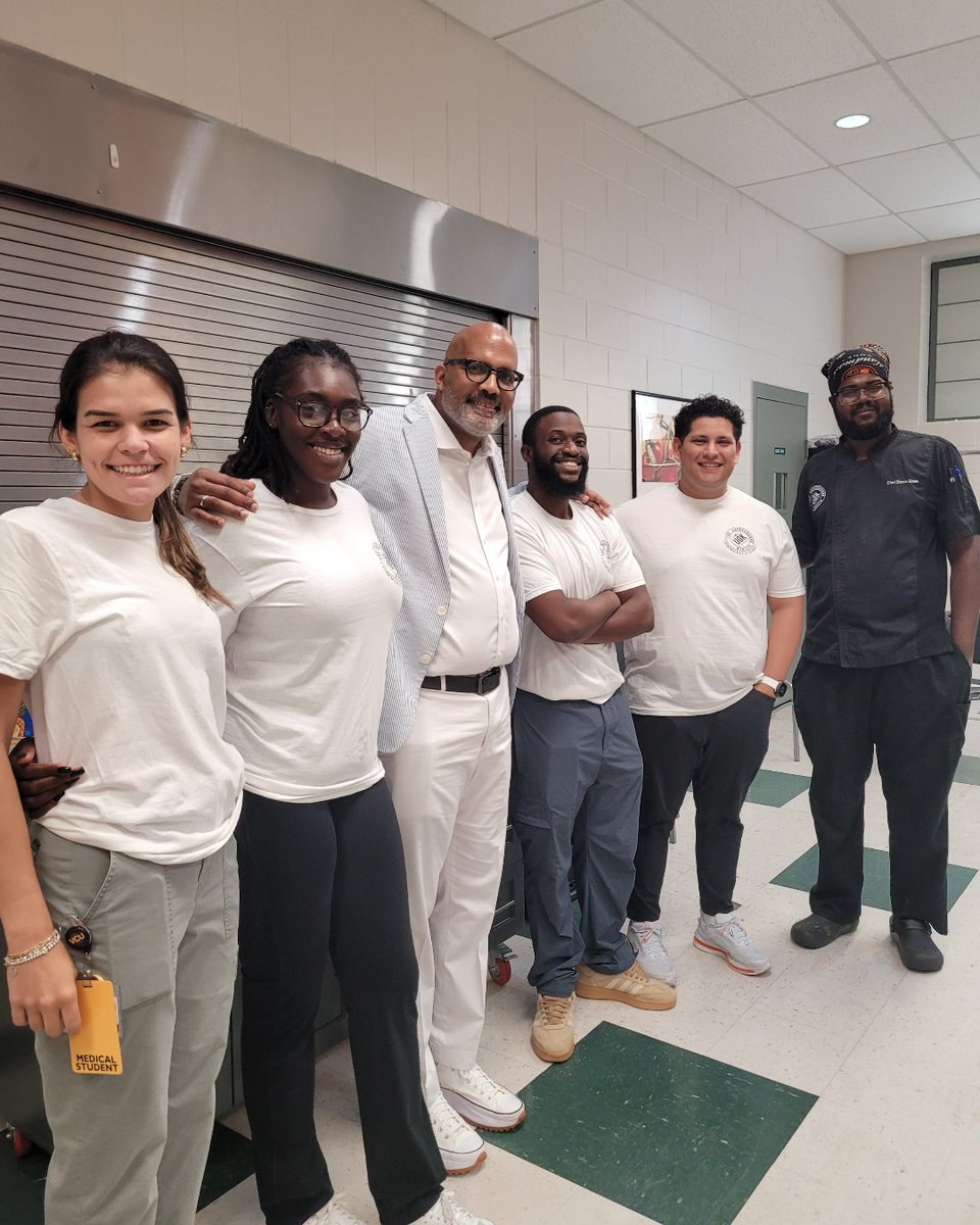 VCUMassey's tweet image. What a fulfilling day for our the @WinnAwards CIPP students at #VCUMassey! This morning, they volunteered with Underground Kitchen, an organization close to our hearts as a recipient of a 2025 Community Seed Grant from Massey.