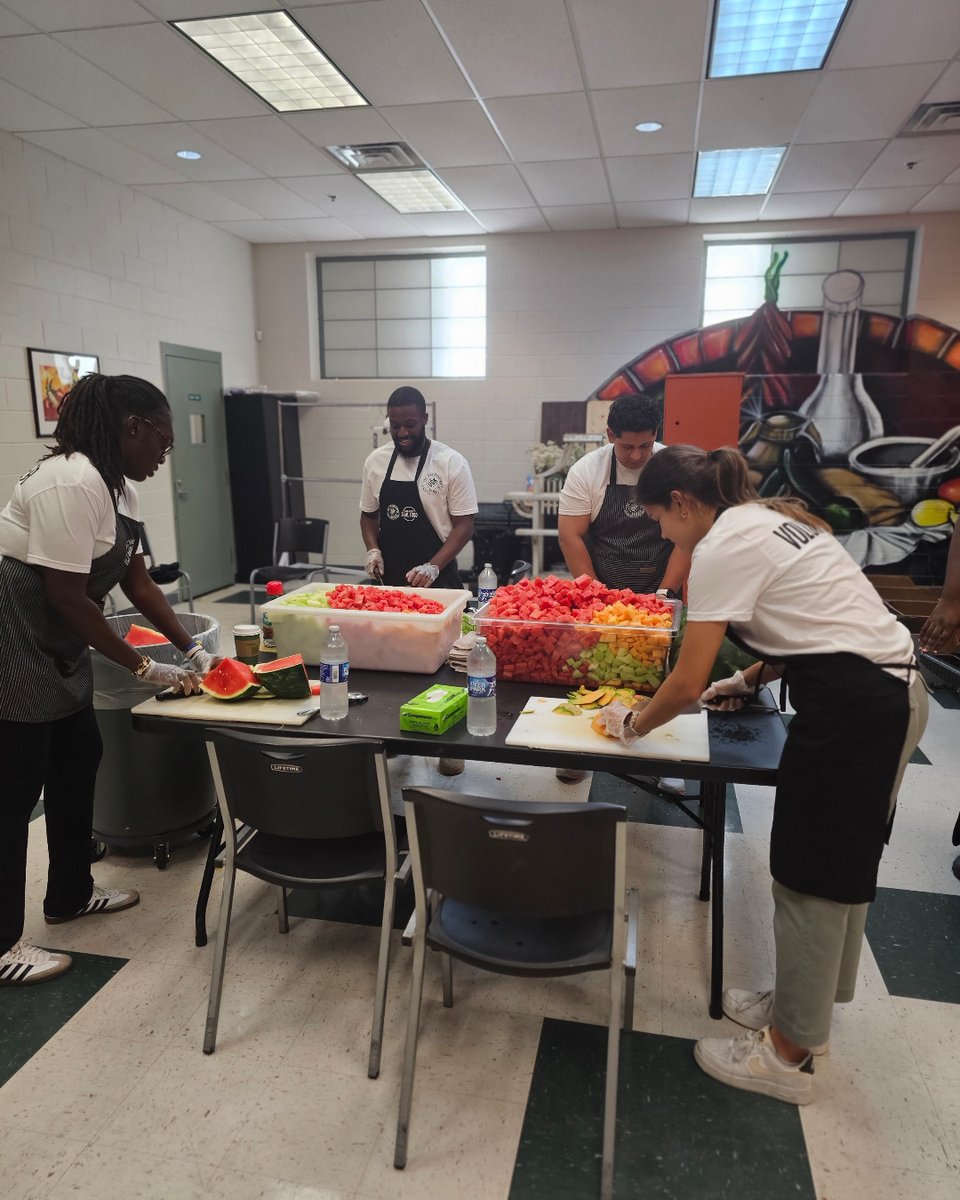 VCUMassey's tweet image. What a fulfilling day for our the @WinnAwards CIPP students at #VCUMassey! This morning, they volunteered with Underground Kitchen, an organization close to our hearts as a recipient of a 2025 Community Seed Grant from Massey.