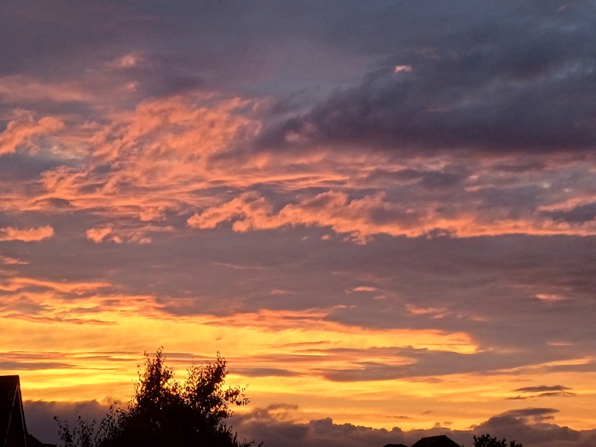 JohngasHann's tweet photo. What a beautiful sunset tonight 😍🌞
#LovesTheDiff 💖🏴 @Sue_Charles @DerekTheWeather @HortopHortop @__JSJ__Julie https://t.co/oiMF3dXofR