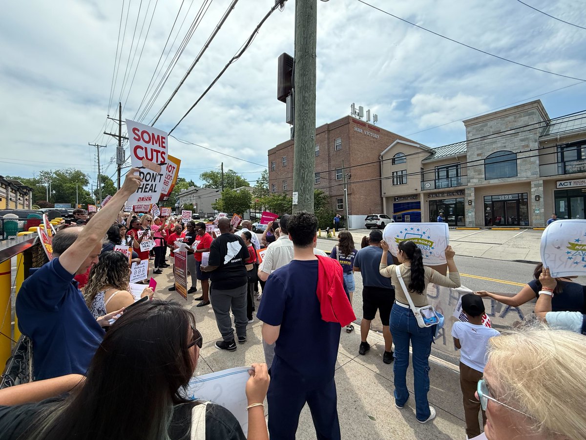 ESVoices's tweet image. Today ESV joined @nynurses, @1199SEIU, @citizenactionny, and many more outside of @RepNicole's Staten Island office demanding she oppose proposed cuts to Medicaid & SNAP in Republicans’ disastrous reconciliation bill.