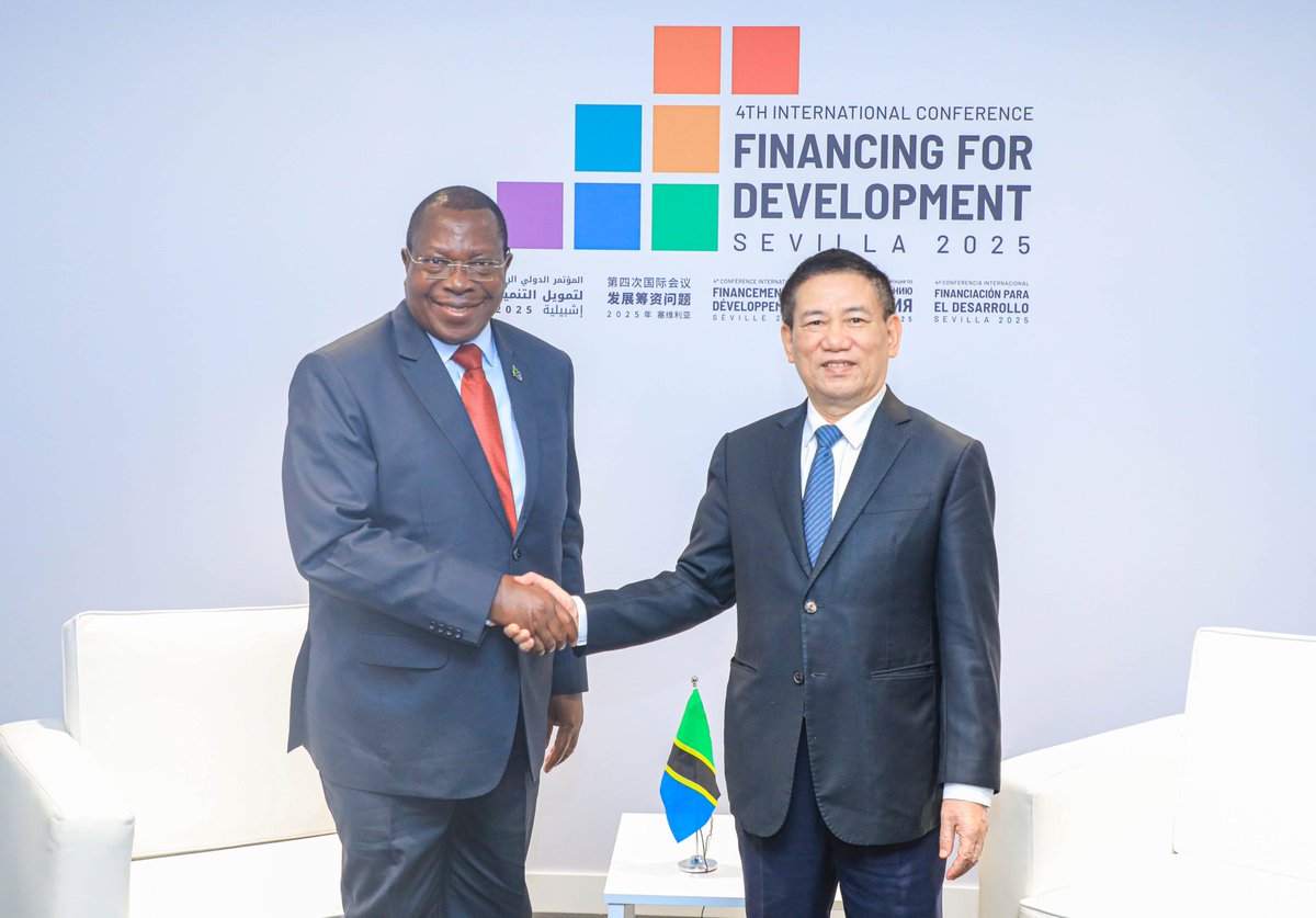 Makamu wa Rais Mhe. Dkt. Philip Mpango akifanya mazungumzo na Naibu Waziri Mkuu wa Vietnam Mhe. Ho Duc Phoc mazungumzo yaliyofanyika kando ya Mkutano wa Nne wa Kimataifa kuhusu Ufadhili wa Maendeleo (FfD4) unaofanyika Jijini Sevilla nchini Hispania. Tarehe 01 Julai 2025.