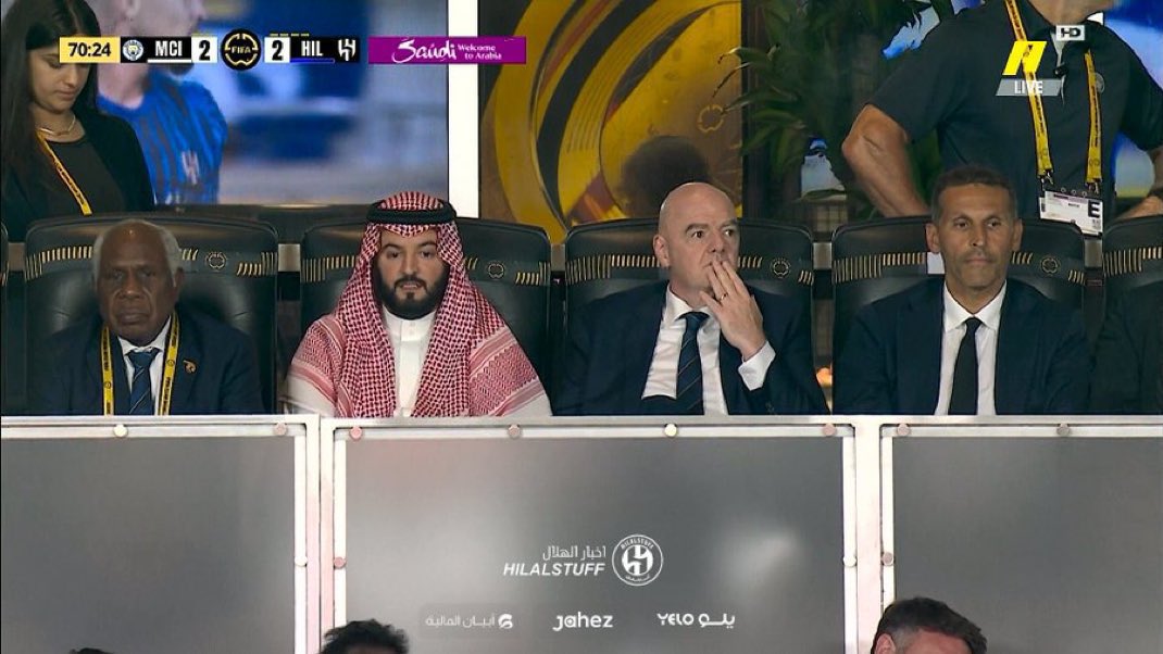 رئيس الفيفا كنّه ضايق 
صدره؟
والا مرتاع من عظمة #الهلال_السعودي؟
شفت الإعادة…
بالفعل إذا تحزّمت تحزّم برجال…!
والجميل ان الزعيم  بمن حضر  مهما كان حجم الغياب!
#الهلال_مانشستر_سيتي
