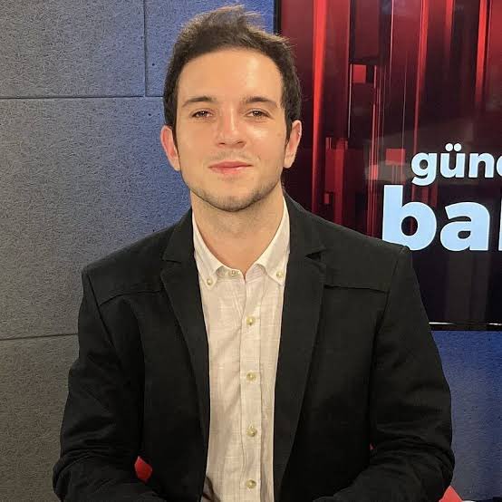 Cumhuriyet gazetesinden muhabir arkadaşımız Engin Deniz İpek, Saraçhane’de gözaltına alındı!