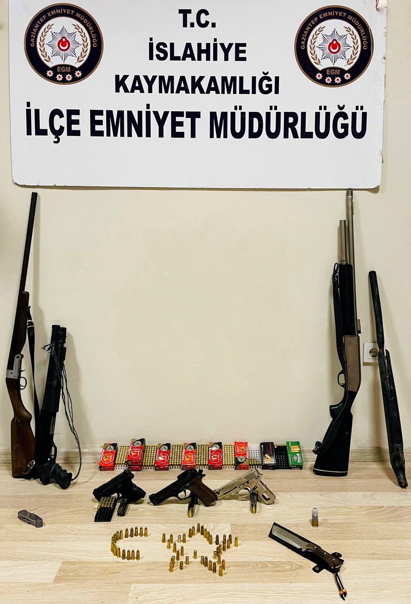 GEREĞİ YAPILDI

İslahiye ilçesinde sosyal Medya üzerinden silah videoları paylaştığı tespit edilen R.T (45) isimli şahsa ait  4️⃣ adreste yapılan aramalarda;

✅ 3️⃣ adet Ruhsatsız Tabanca,
✅ 4️⃣ Adet Çeşitli Modellerde Tüfek
✅ 3️⃣7️⃣1️⃣ adet 9-19 mm dolu fişek,
✅ 1️⃣ adet bıçak,
✅