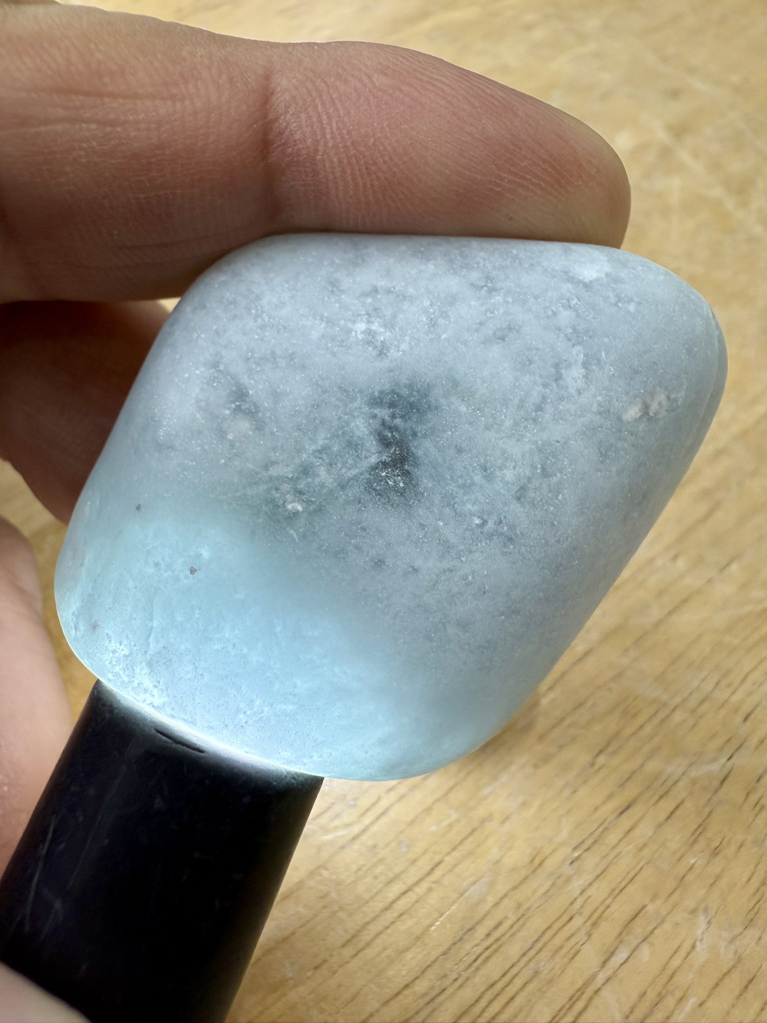 ［幻想的な透明感　水色］ジルコンのような不純物　結晶びっしり　糸魚川翡翠65g 幻想的な透明感 水色］ジルコンのような不純物 結晶びっしり