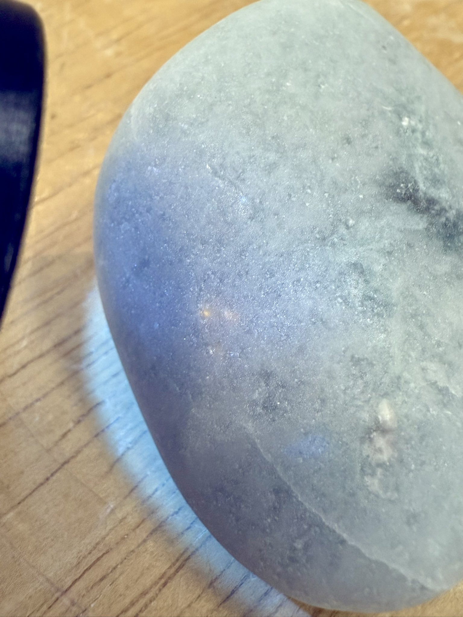 ［幻想的な透明感　水色］ジルコンのような不純物　結晶びっしり　糸魚川翡翠65g 幻想的な透明感 水色］ジルコンのような不純物 結晶びっしり