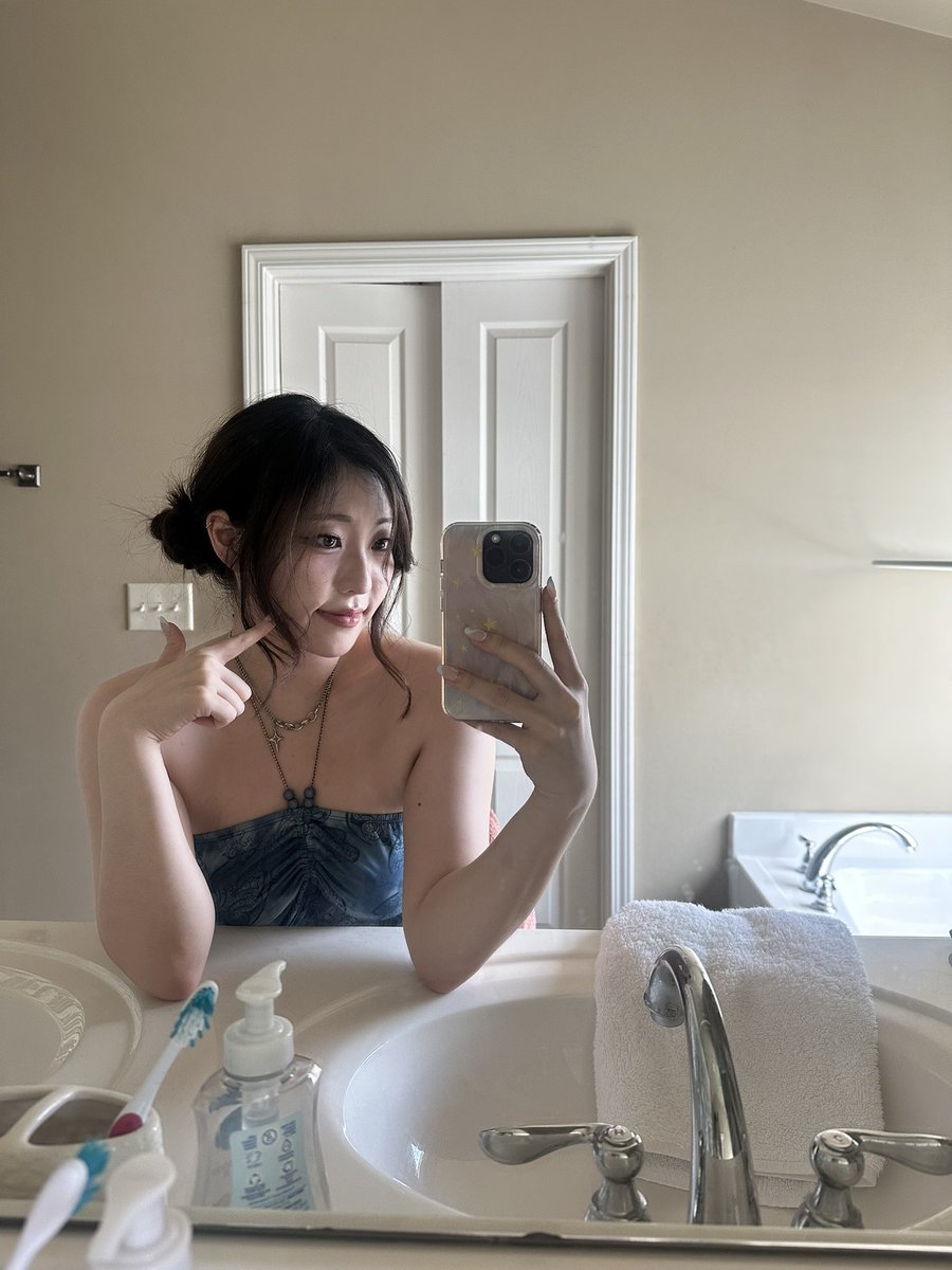 I’m not sitting with no Saja Boys! 
(I wanna do a full cosplay of Zoey)