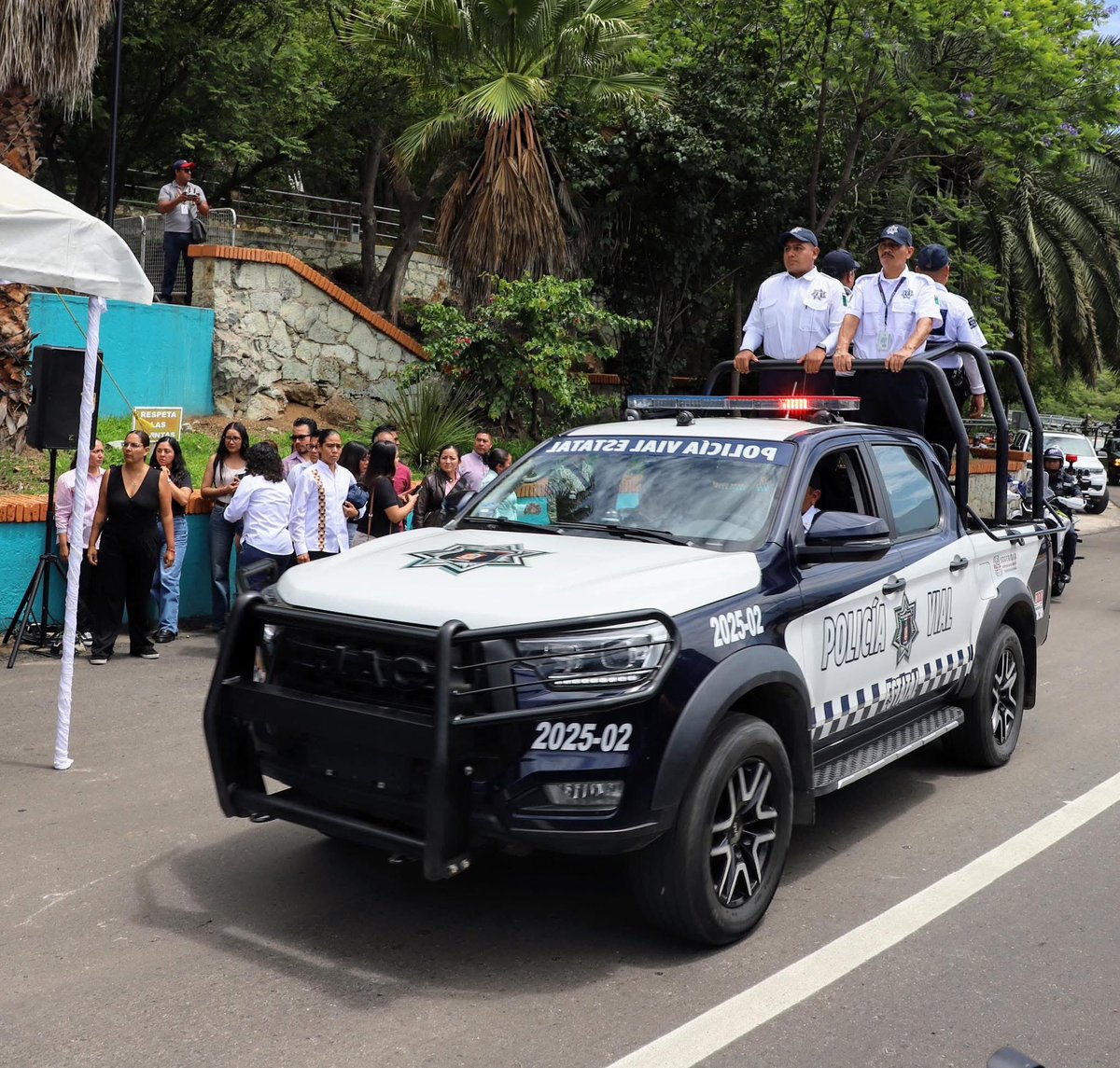 Oaxaca está lista para garantizar condiciones pacíficas durante nuestra máxima fiesta, la #Guelaguetza2025. 

Esta mañana, bajo el liderazgo de nuestro Gobernador Salomón Jara Cruz, se dio el banderazo de arranque del operativo  “Guelaguetza Segura 2025”.