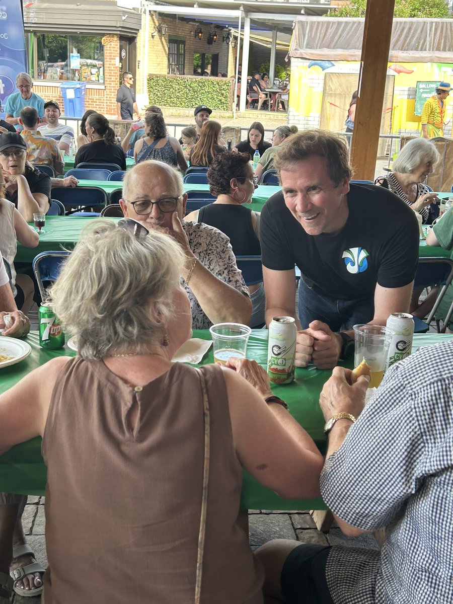 YGagnonCAQ's tweet image. Quelle chance d’avoir pu revivre, hier soir, un spectacle de Jonquière en musique sur la rue St-Do comme dans le temps 🙌
Chapeau aux organisateurs 🎩
Merci aussi à la gang des Olympiques Spéciaux pour leur aide au service durant le souper tourtière 💪 #polqc #assnat